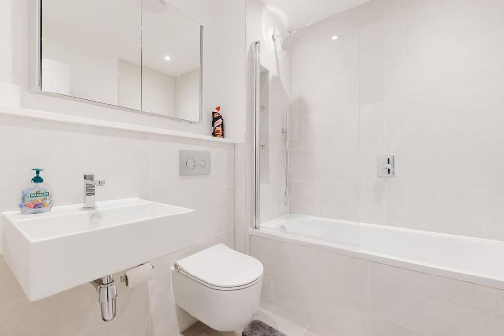 4-Level Luxury 2 Bedroom House Sleeps 6, Rooftop, Harry P & Free Parking Watford  Exterior foto
