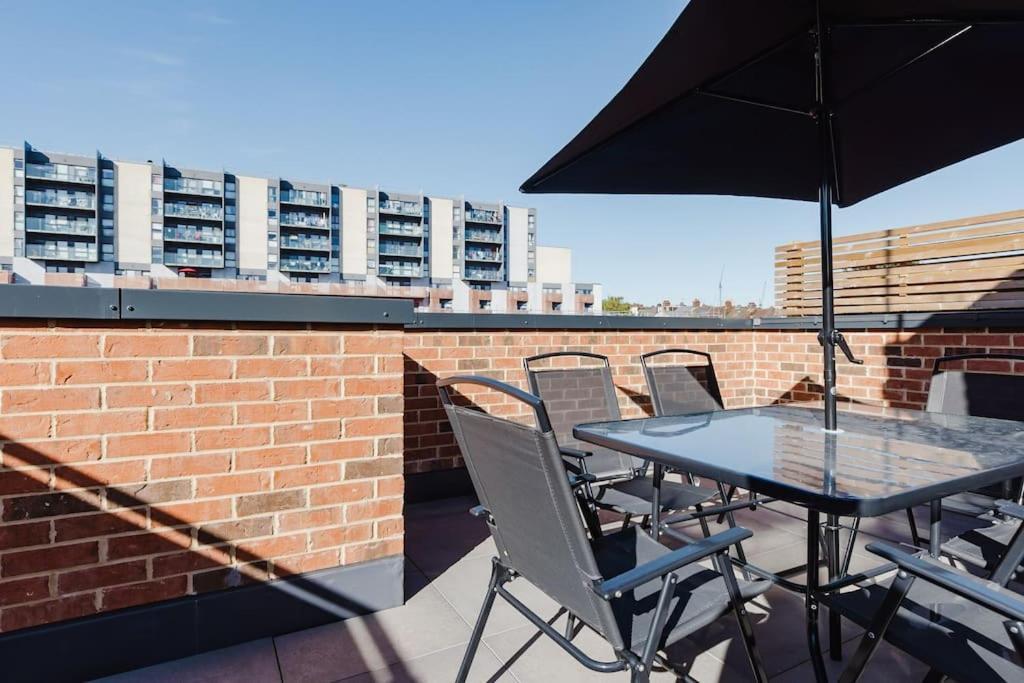 4-Level Luxury 2 Bedroom House Sleeps 6, Rooftop, Harry P & Free Parking Watford  Exterior foto