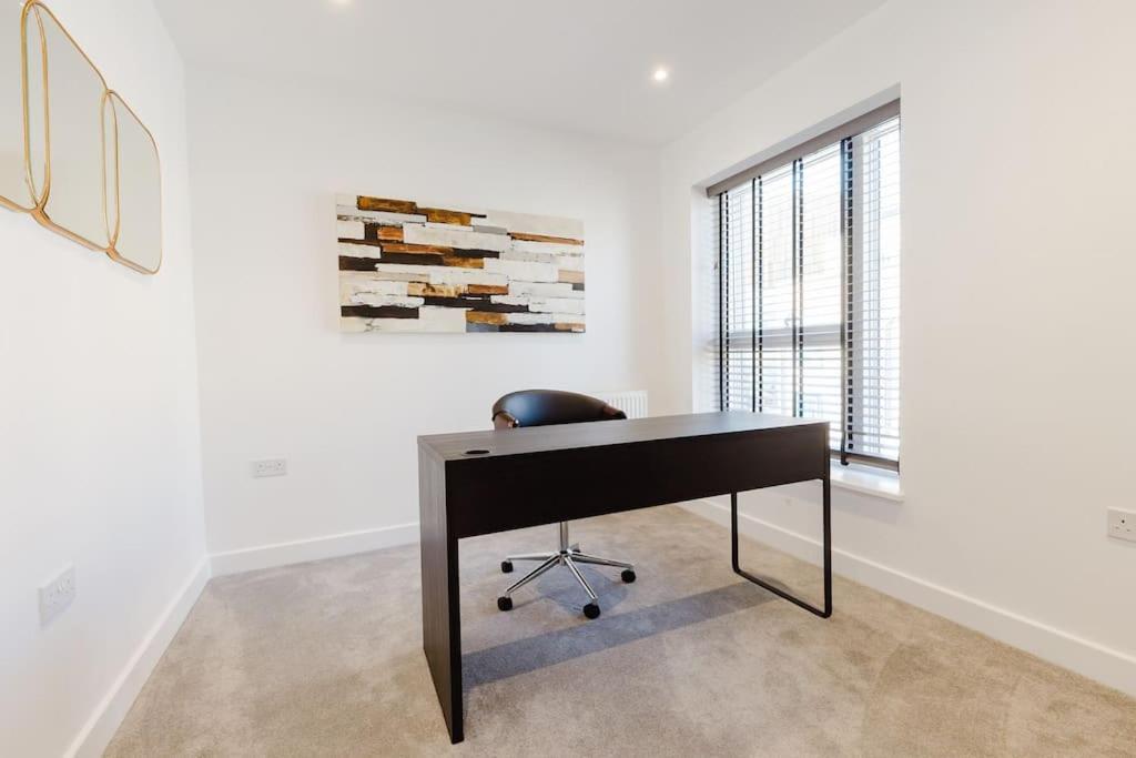 4-Level Luxury 2 Bedroom House Sleeps 6, Rooftop, Harry P & Free Parking Watford  Exterior foto