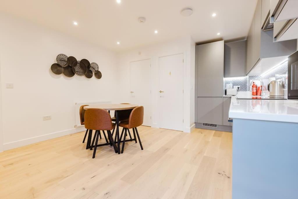 4-Level Luxury 2 Bedroom House Sleeps 6, Rooftop, Harry P & Free Parking Watford  Exterior foto