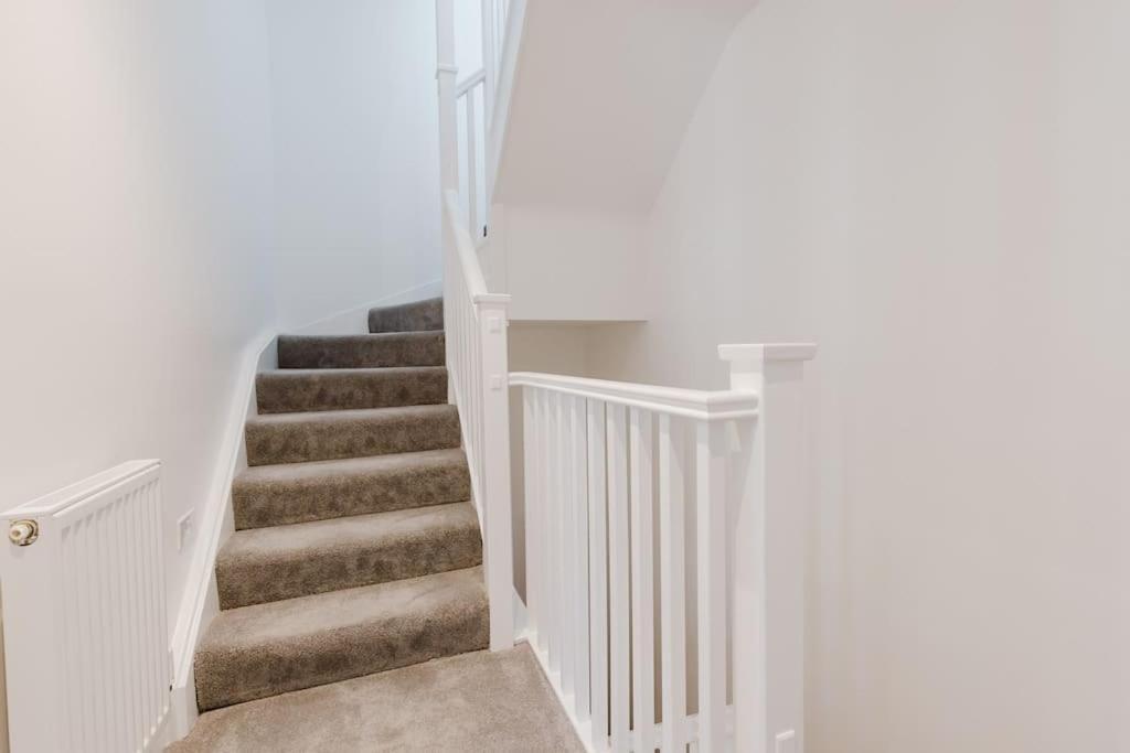4-Level Luxury 2 Bedroom House Sleeps 6, Rooftop, Harry P & Free Parking Watford  Exterior foto