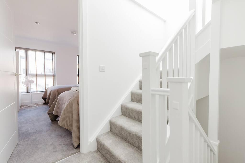 4-Level Luxury 2 Bedroom House Sleeps 6, Rooftop, Harry P & Free Parking Watford  Exterior foto