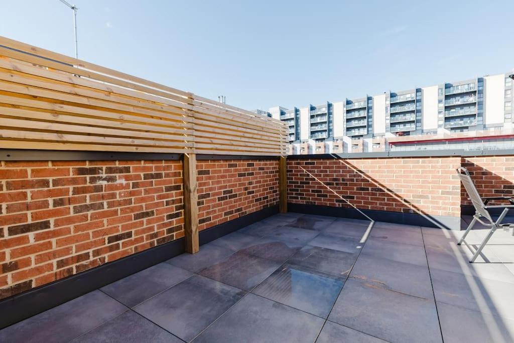 4-Level Luxury 2 Bedroom House Sleeps 6, Rooftop, Harry P & Free Parking Watford  Exterior foto